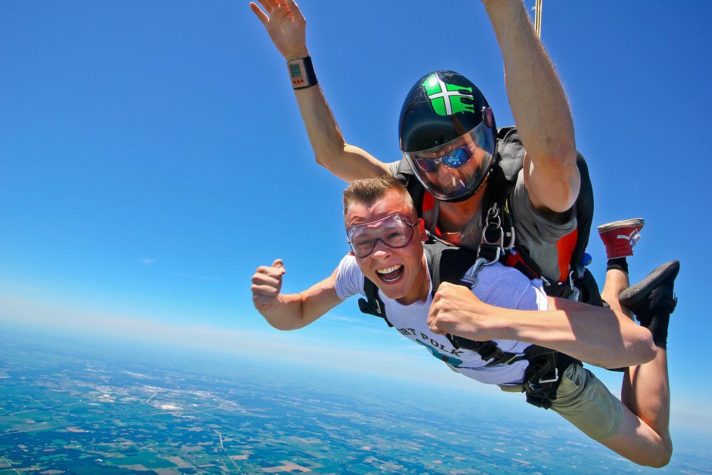 Luke_Boden's tweet photo. Expectation vs reality, skydive edition. https://t.co/lGjaA6sWv2