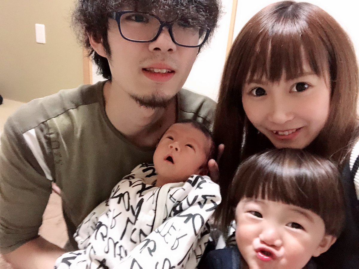 adyuxx's tweet photo. 出産した日に
呼吸が不安定で日赤運ばれて
今日 無事に退院しました🥺💗
やっと４人生活👨‍👩‍👦‍👦💗
とてつもなく幸せで
志鳳 凱葵にべったりで
抱っこも授乳もしたがる🤣🤣🤣
いいお兄ちゃんしてくれとる🤩💕
志鳳 我慢させたくないけど
させてまうこと多いやろな😭💦
家族仲良く暮らせたらええな🥰💞 https://t.co/pgHHzFGEUl