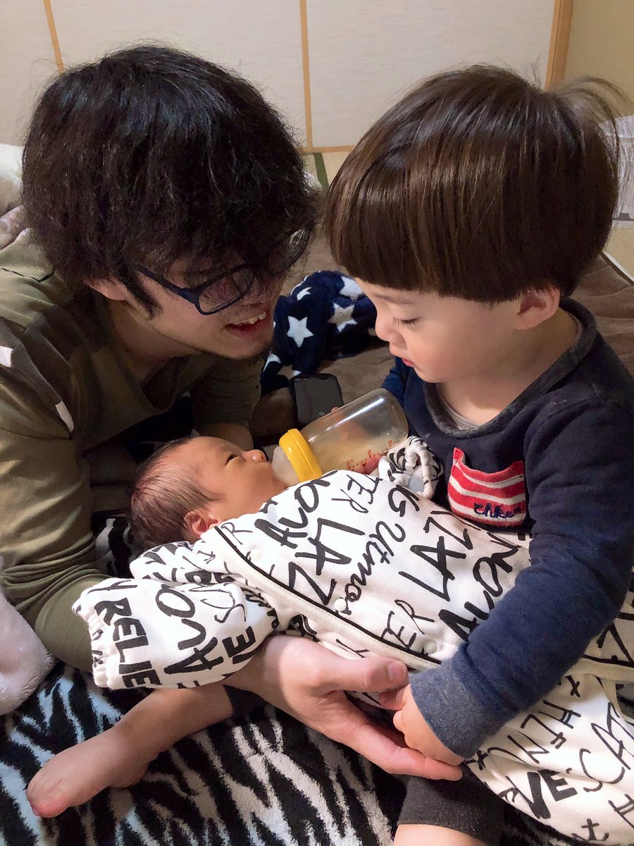adyuxx's tweet photo. 出産した日に
呼吸が不安定で日赤運ばれて
今日 無事に退院しました🥺💗
やっと４人生活👨‍👩‍👦‍👦💗
とてつもなく幸せで
志鳳 凱葵にべったりで
抱っこも授乳もしたがる🤣🤣🤣
いいお兄ちゃんしてくれとる🤩💕
志鳳 我慢させたくないけど
させてまうこと多いやろな😭💦
家族仲良く暮らせたらええな🥰💞 https://t.co/pgHHzFGEUl