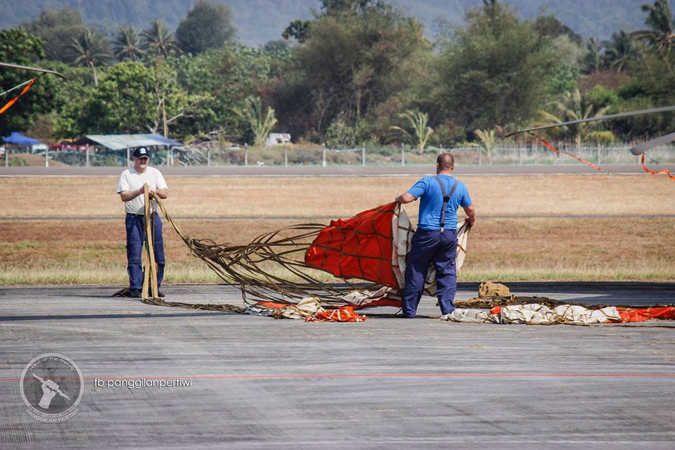 "Tribute to the ground crew and Airmen". Thank you for great post and moments. Credit to Geng Keselamatan Negara and Pangilan Pertiwi for great photos. 
Tag with us more of your memories at LIMA`19. 
#LIMA19
#LebihHebat 
Counting days to #LIMA21