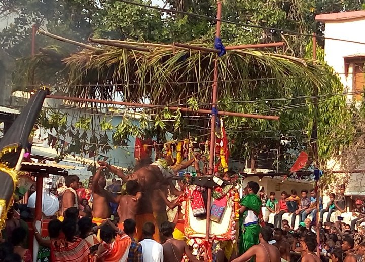 After 21 days performance of Dhuli danda, Pani danda and Agni danda ..All Bhuktas end their strong sadhana on Meru Sankranti. #MahaBishubaSankranti #lastday where one of the dandua hang him self opposite to a fire chamber ଦଣ୍ଡ ନାଚ #Odisha ପାରଳା
Pic: Guptesh Mahapatra