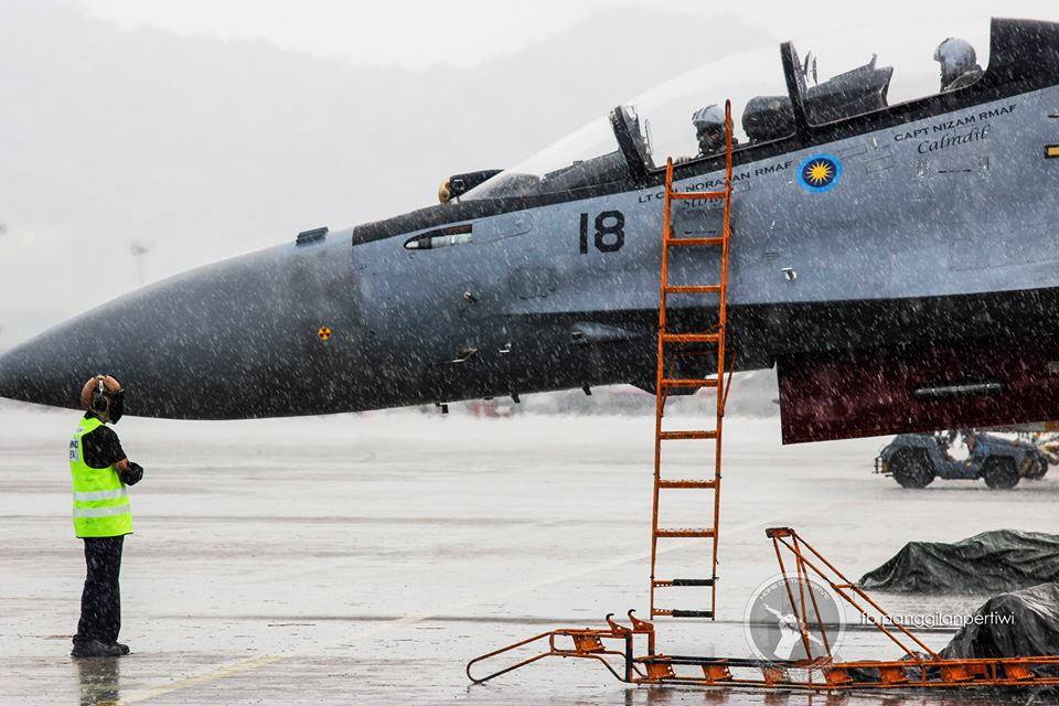 "Tribute to the ground crews and Airmen". Thank you for great post and moments. Credit to Geng Keselamatan Negara and Pangilan Pertiwi for great photos. 
Tag with us more of your memories at LIMA`19. 
#LIMA19
#LebihHebat 
Counting days to #LIMA21