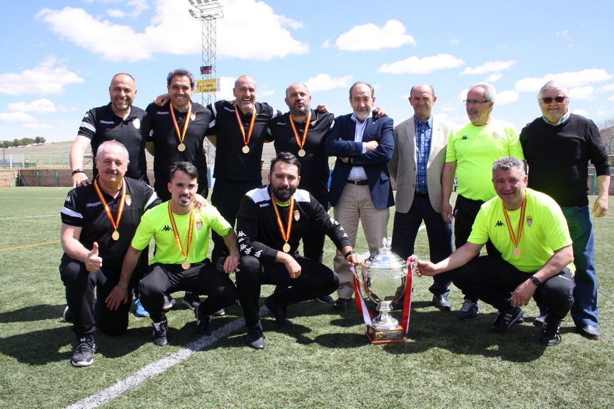 VALDEPEÑAS 2019 | El Presidente <a href="/PacoDiezRFFM/">Paco Díez</a> orgulloso y satisfecho de los chicos que dirige <a href="/Abraham__G/">Abraham García</a> 

Imágenes de la celebración en la Ciudad Deportiva Virgen de la Cabeza donde la #SeMadrid Sub-18 se ha proclamado CAMPEONES DE ESPAÑA 🇪🇸 

— Selección Madrileña Sub-18