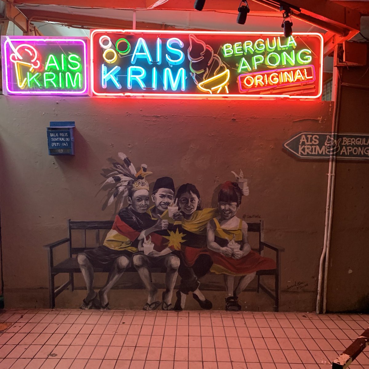 ZENRoomsMY's tweet photo. #Facebook &amp; #Instagram down? Why not taking some stress away from social media and perhaps start with a short food hunting getaway? 😍

📍 Original Ais Krim Gula Apong, Kuching

#TravelMore #PayLess https://t.co/EpEhwfyyx6