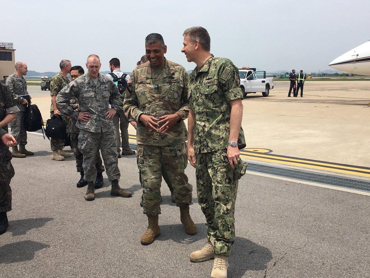 ChiefAffairs's tweet photo. @USForcesKorea and GEN Vincent K. Brooks, commander UNC/CFC/USFK welcomes U.S. Indo-Pacific Command Adm. Philip Davidson to the Korean Peninsula.
#Alliance 

@PacificCommand @DeptofDefense@USEmbassySeoul https://t.co/p7G2MmIX7D
