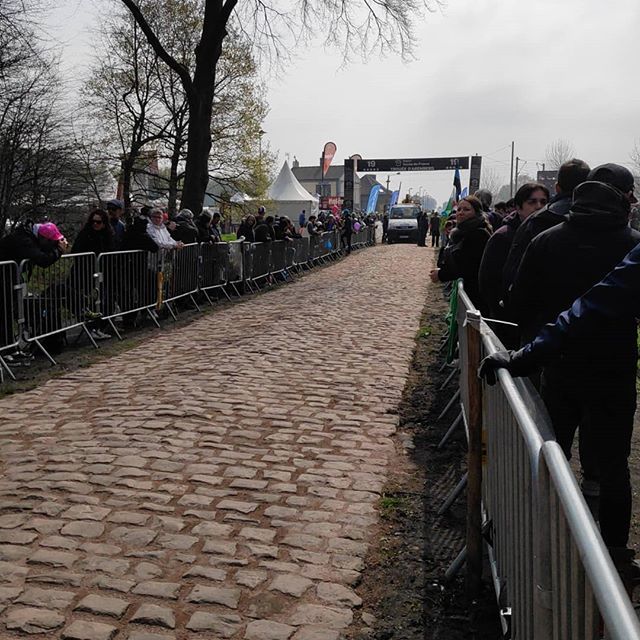planetatriatlon's tweet photo. Ya estamos preparados... En apenas tres horas, aquí comenzará la guerra. Y hemos cogido buen sitio para aplaudir. :-) Infierno del Norte, la leyenda. 
#parisroubaix2019 #planetatriatlón #planetacycling #ciclista #ciclismo #aremberg #hellofthenorth https://t.co/zj2D52kO4I https://t.co/2adWOvQIQ2