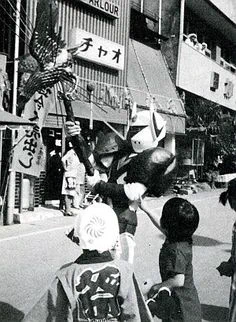 「お祭りの騎士テッカマン」昭和51年、夏の成田のお祭りの時の写真です。持ってる物はテックランサーの代わりに鳳凰です。中身は21の時の僕です。 