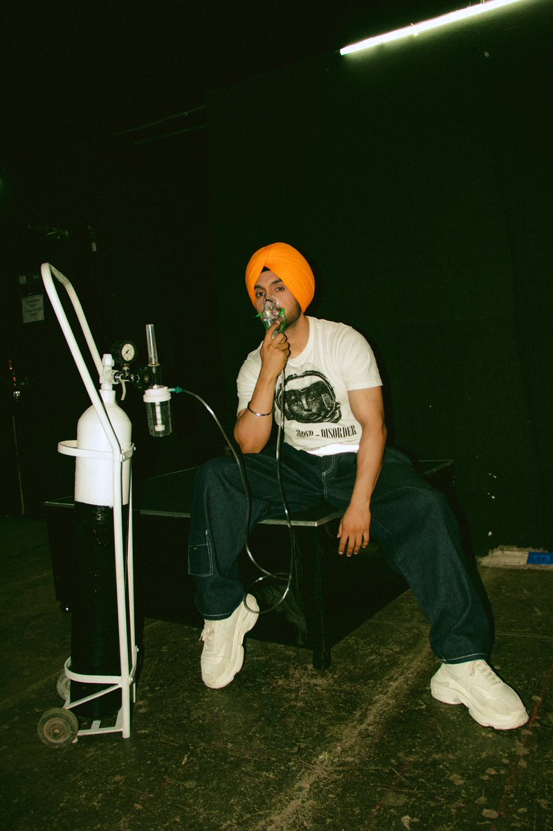 diljitdosanjh's tweet photo. 📱🔌 

DOSANJHANWALA Charged Up 🔋 https://t.co/v4uM44FZok