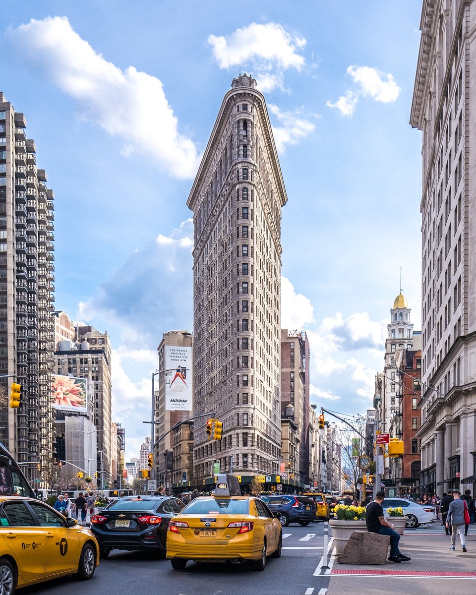 BrunswickBeer's tweet photo. NEW YORK CITY | The Flatiron building is one of my favourite buildings in New York. The Renaissance resistance architecture, unique triangular shape, and its position on the street all make for a visually impressive sight. 💯⁣
 
https://t.co/OOwZS93Hvu https://t.co/nN6aVY122l