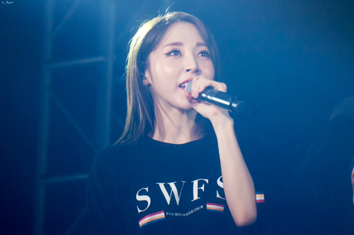 dichotomie1222's tweet photo. 20180818 MAMAMOO 4SEASON S/S CONCERT
콘서트 일주일 남았네. 보고싶다 많이.
#마마무 #문별 #MAMAMOO #mamamoo #MOONBYUL #moonbyul #ママム #ムンビョル #文星伊 #玟星 #MAMAMOO4SEASON https://t.co/vLsvYawP0T