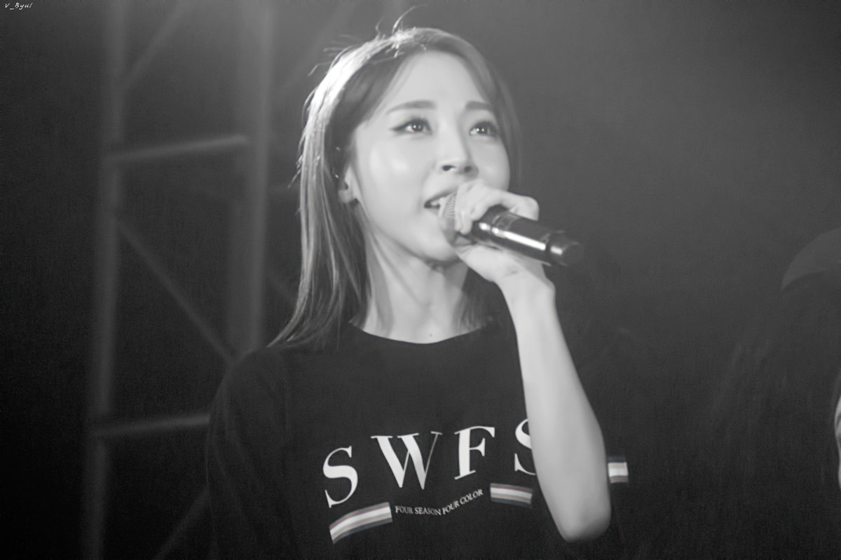 dichotomie1222's tweet photo. 20180818 MAMAMOO 4SEASON S/S CONCERT
콘서트 일주일 남았네. 보고싶다 많이.
#마마무 #문별 #MAMAMOO #mamamoo #MOONBYUL #moonbyul #ママム #ムンビョル #文星伊 #玟星 #MAMAMOO4SEASON https://t.co/vLsvYawP0T