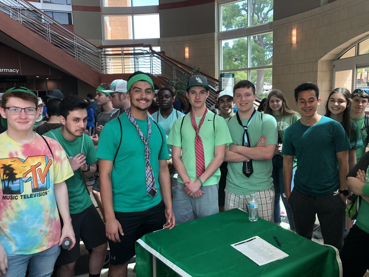 gomez_chris77's tweet image. Kinda late but this was fun 😌 Excited for this Fall. #UNTAdmitDay #TeamENG