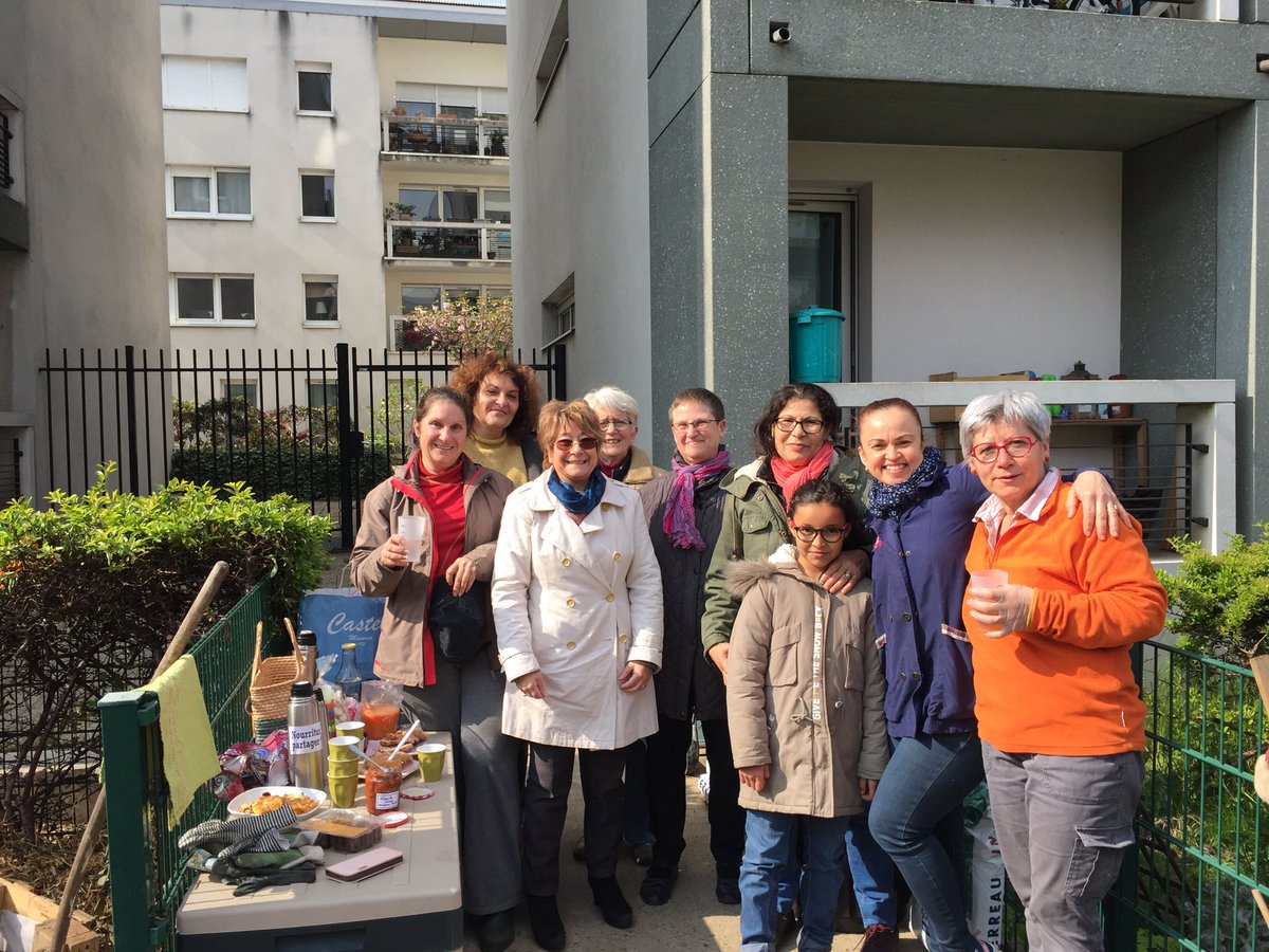 mcsaradjian's tweet photo. Moment convivial avec l’association « incroyables Comestibles «  et participation au jardinage. Un dimanche animé. https://t.co/nYIMtGSZPO