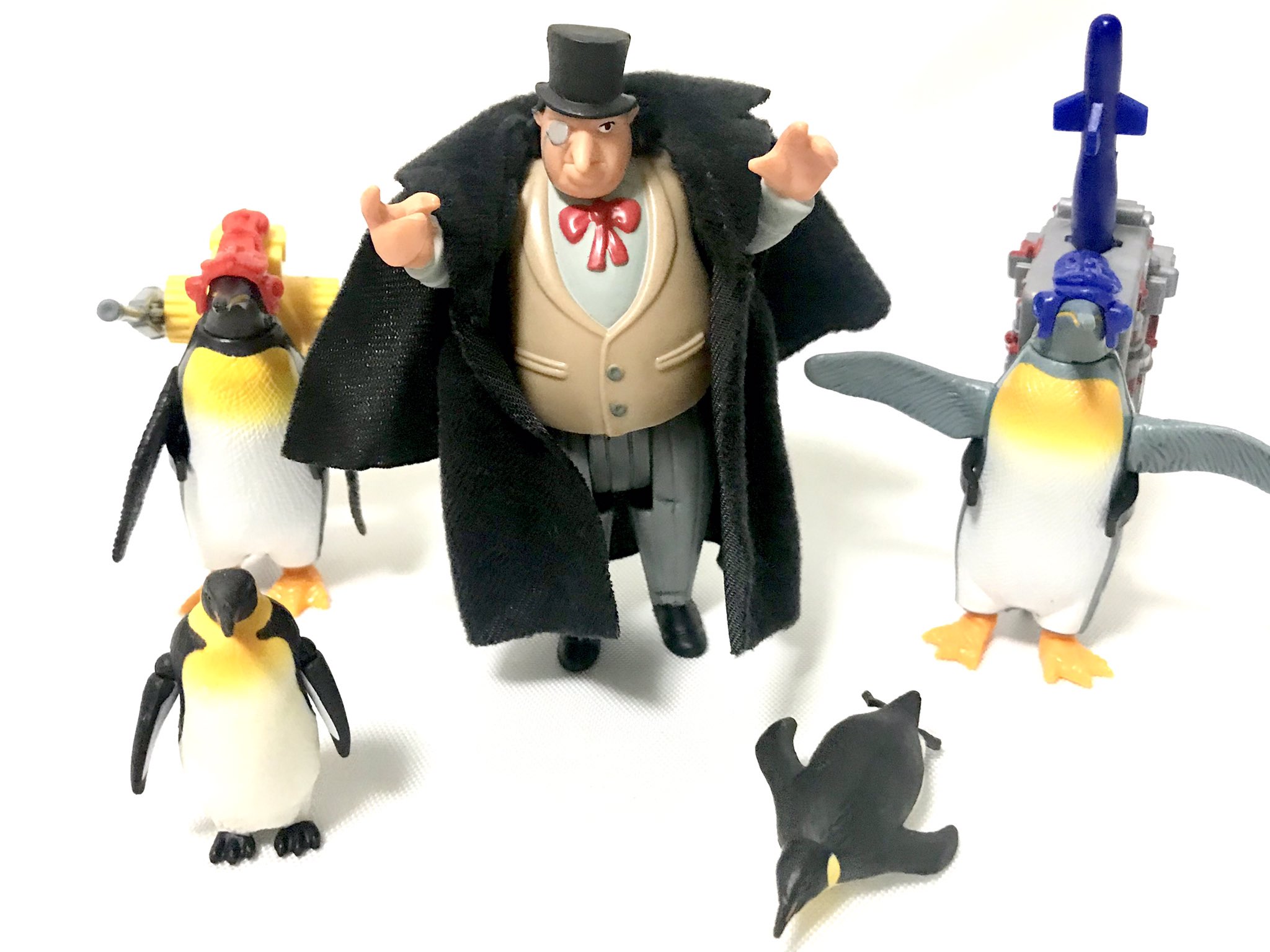 悪魔の毒々フロッグ 本日の紹介はケナーの バットマン リターンズ よりペンギン コマンド 異形の怪人ペンギン ことオズワルド コブルポットの手下 下水道に潜むペンギン軍団です リモートコントロール用のヘッドギアや武器がカラフルでなんとも