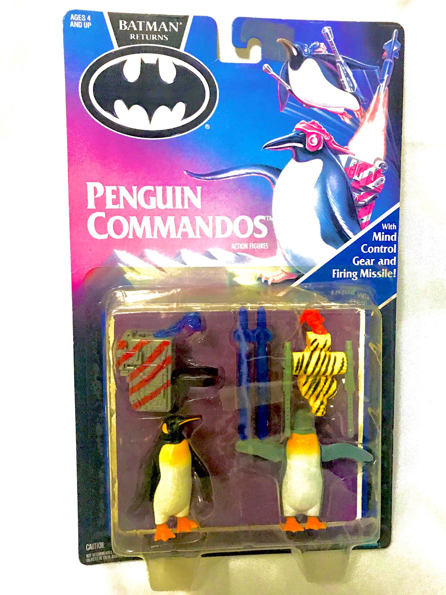 悪魔の毒々フロッグ 本日の紹介はケナーの バットマン リターンズ よりペンギン コマンド 異形の怪人ペンギン ことオズワルド コブルポットの手下 下水道に潜むペンギン軍団です リモートコントロール用のヘッドギアや武器がカラフルでなんとも
