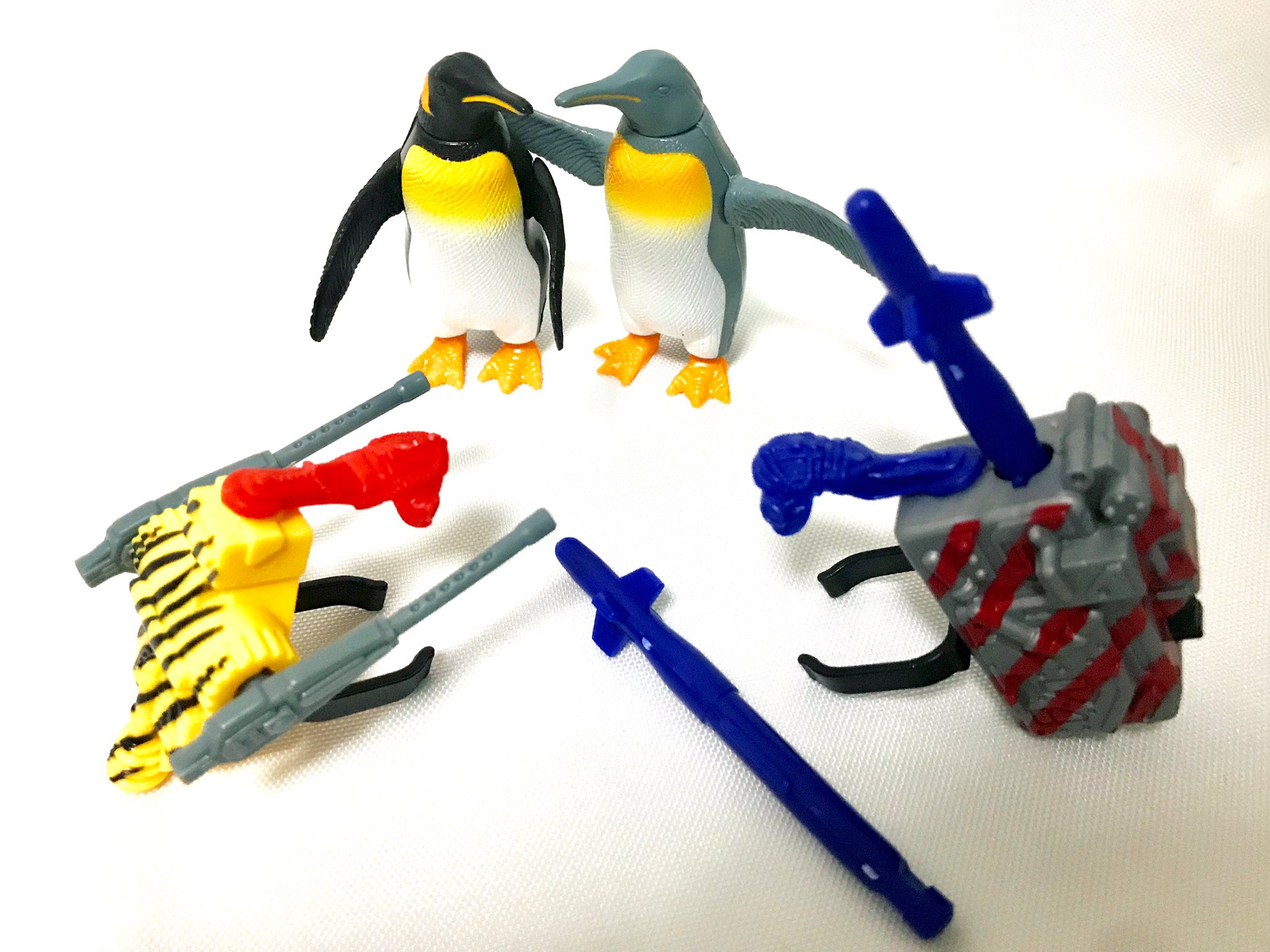 悪魔の毒々フロッグ 本日の紹介はケナーの バットマン リターンズ よりペンギン コマンド 異形の怪人ペンギン ことオズワルド コブルポットの手下 下水道に潜むペンギン軍団です リモートコントロール用のヘッドギアや武器がカラフルでなんとも