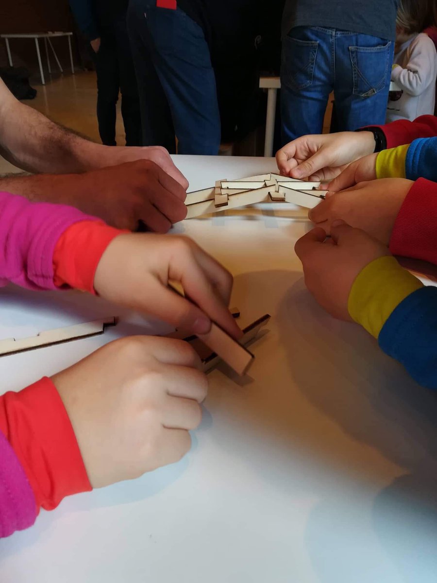Piccoli scienziati coatti crescono (Laboratorio sulle macchine de Leonardo “Er Diabbolico” da Vinci)
#FestivalDelleScienze #scienzacoatta #leonardo #invenzione