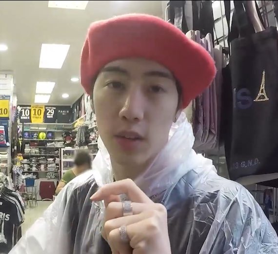 0904mtuan's tweet photo. 빨간 베레모도 찰떡이야 .. 마크만 몰라 .. https://t.co/w9XhWz1444