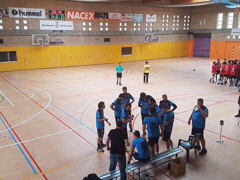 BlancsiBlausBMG's tweet photo. #2aCatH | @HTerrassa 25-28 @epiahandbol. 
Quin partit tant emocionant! Estem contents per haver la victòria, en un partit molt igualat i que ens ha exigit fins al minut 60.  Sempre és un plaer compartir el 3r temps amb els companys del Terrassa. Moltes gràcies i sort al derbi!💪 https://t.co/a8ngMTYw26