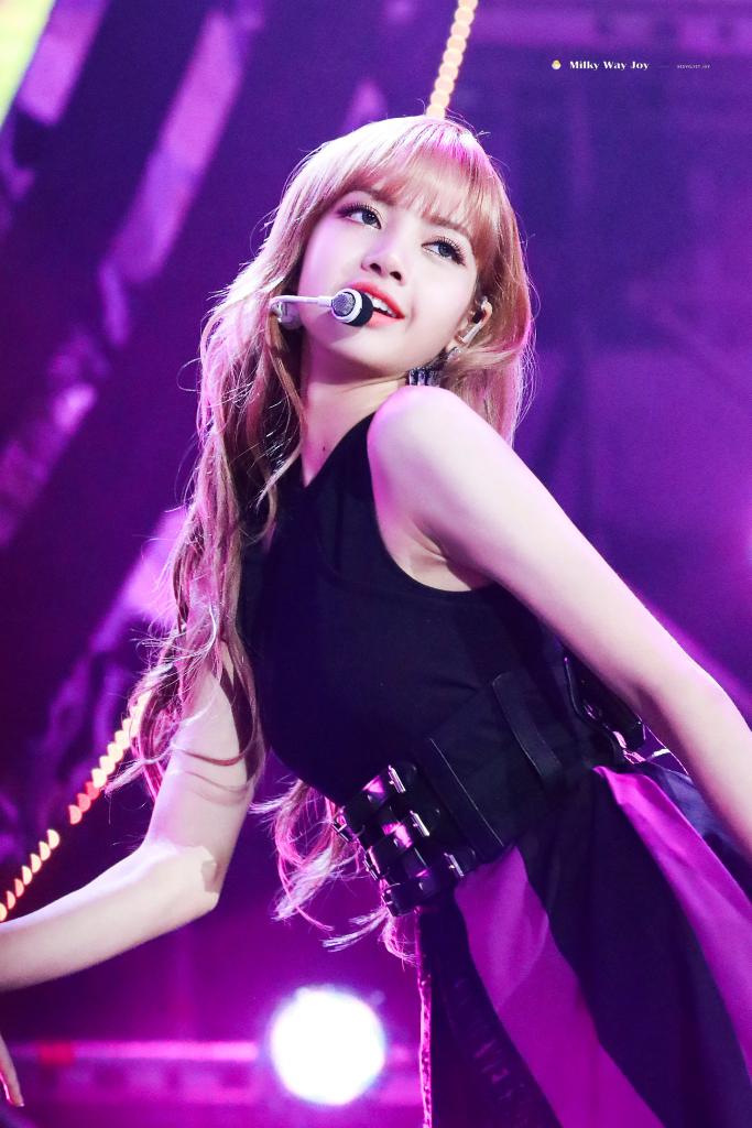 Блэк пинк фото. Лалиса манобан 2018 концерт. Выступление блэк пинк лиса. Лалиса блэкпинк 2020. Выступление блэк пинк лиса.