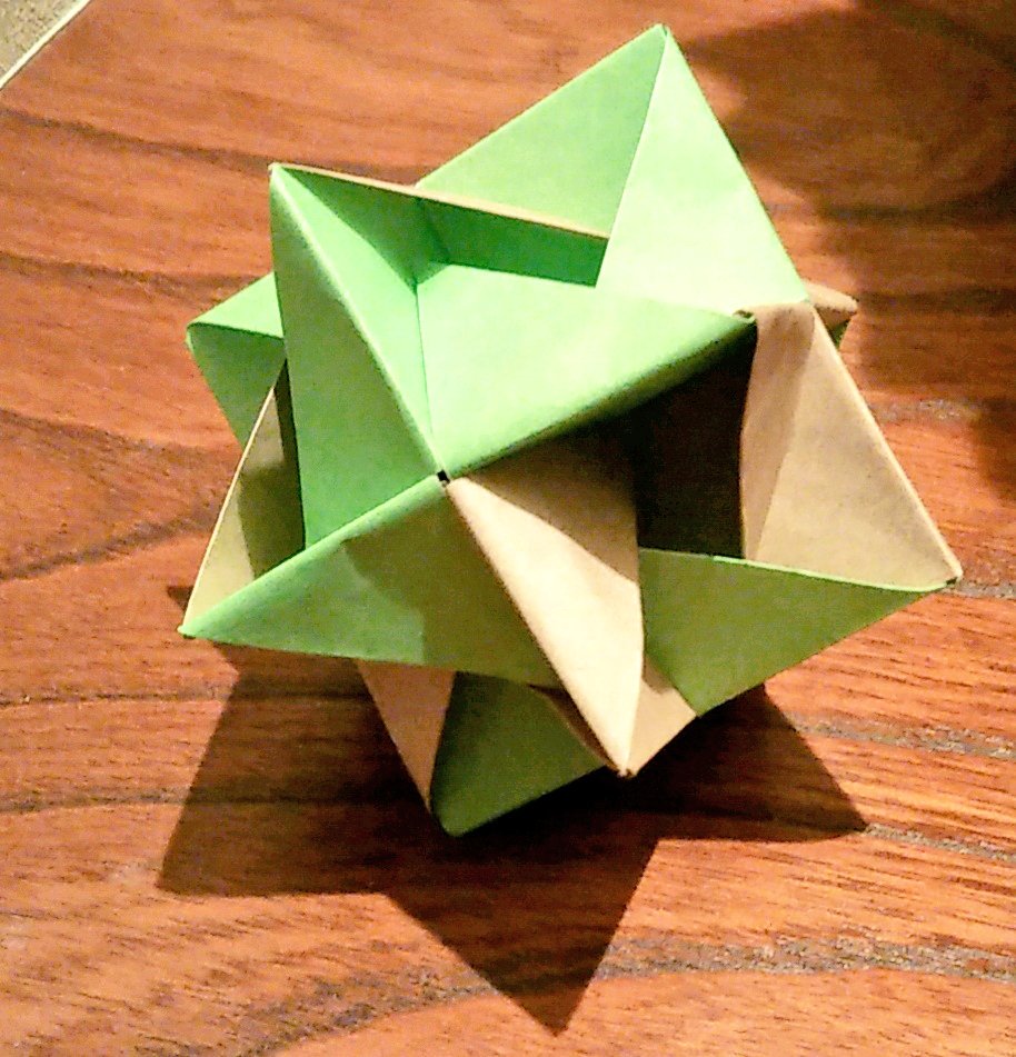 ケタタ 今日の折り紙作品 少し暗かったのでメイドを上げました お花のくす玉も苦戦したけど トゲトゲしたやつとヒッカケは組み立てるのが難しかった T Co Rypz1fk6xb Twitter