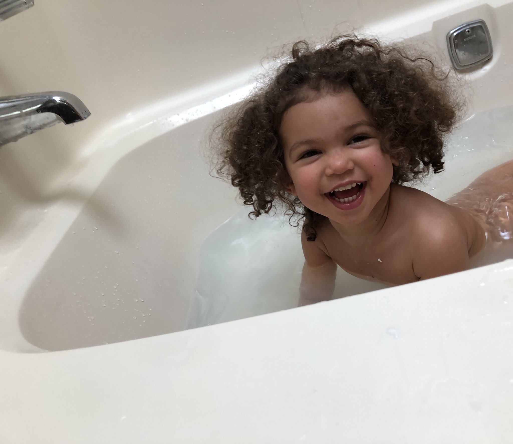 Little girls in bath  / X