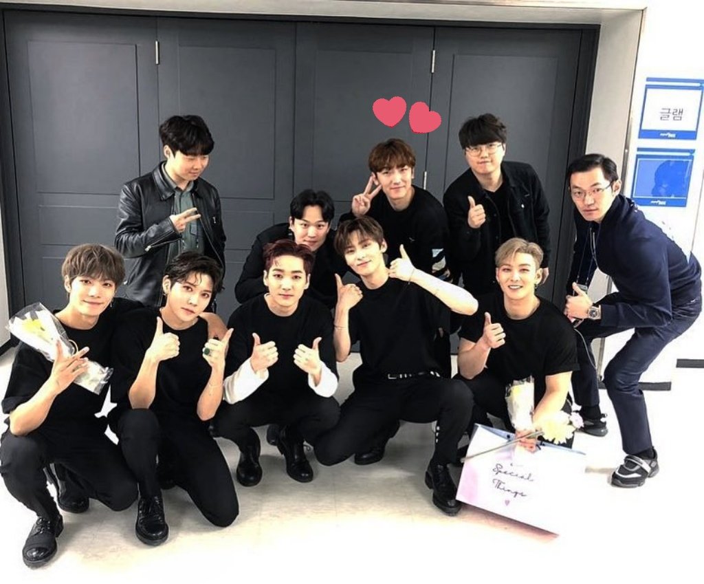 Rise_NUEST's tweet photo. Nuest keep using the same team that they use, dancer and band team 🥺🥺 They are so lovable and loyal to each other 🥺🥺 Melomance Jeong Donghwan is here from Nu'est W vlive mini con to Nu'est 1st full con 🥺🥺 https://t.co/inVCqeKiI1