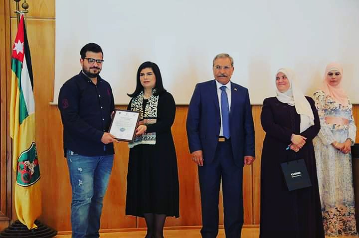 مؤسس فريق روبوتنا يتسلم درع التكريم من سمو الأميرة سمية بنت الحسن 🎉🎉🎉

 كواحد من أفضل ٦ أساليب تعليمية في الأردن من مؤسسة لوما التعليمية  - فنلندا و جمعية ابتكار لتنمية الابداع 🤖🤖🤖 . 

#روبوتنا