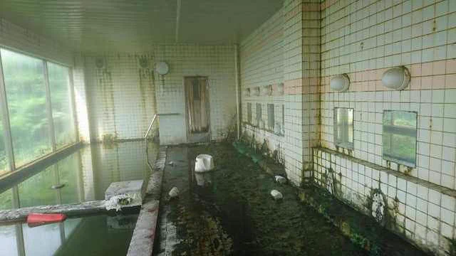 廃墟化してもなお、温泉が湧く旅館が存在する!!