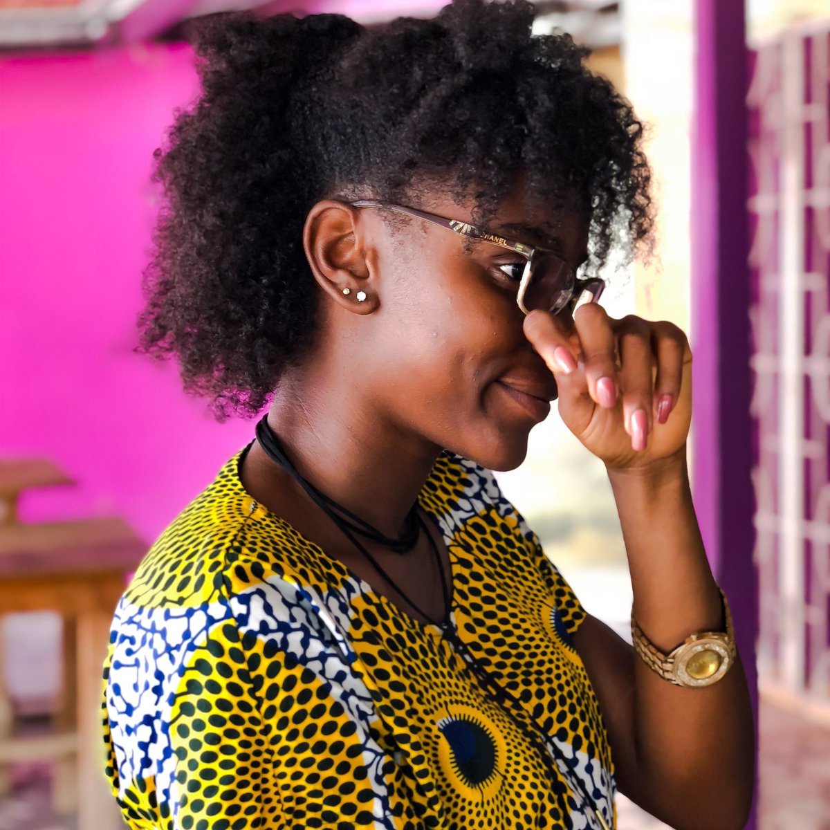 1tribeafrica's tweet photo. Happy Sunday🌼
#sunday #smilemore #1tribeafrica #yellowprint #yellow #ntoma #ankarafabric #naturalhair #beauty #april #pinknails https://t.co/T5Cp8qjTF9