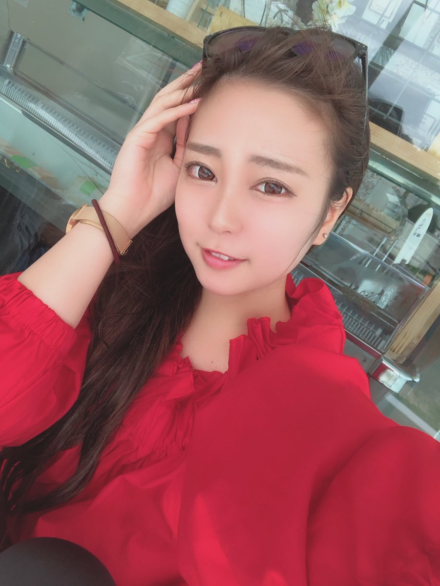 kannyan33's tweet photo. 奄美は赤いハイビスカスめっちゃ咲いてたから私も赤いふくきてみた。

大派手(笑)💗

#奄美大島 https://t.co/i0WOeH1bn3