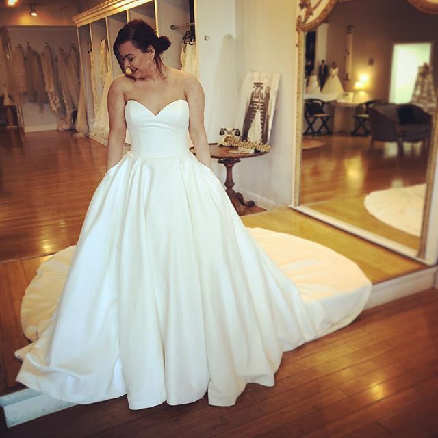 We are head over heels for this new i do... i do... original! The clean,  classic look is sophisticated and timeless. Plus, it has pockets!!