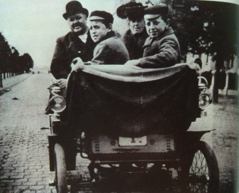 14.04.1904. – Rīgas pilsētas valde izsniedz pirmo numurzīmi automobilim. Tā tiek inženiera Teodora Valgera automobilim "De Dion-Bouton" – balta metāla plāksnīte ar melnu ciparu "1".
#Latvija #Rīga #vēsture
#Grāmatā "Spēkratu vizītkarte", CSDD, 2013.