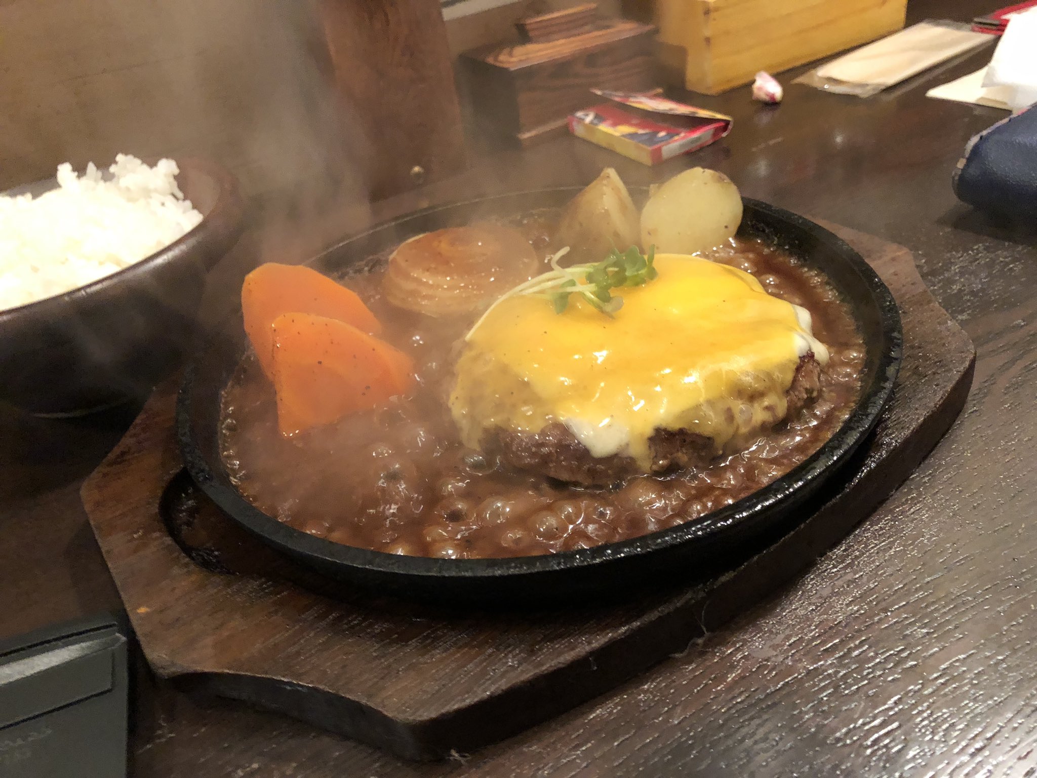 ガブ Re Delta 起動するのが遅くて全然東京満喫できんかった ギアさんにオススメしてもらったハンバーグ屋さん行ってきた 肉が詰まり詰まってるのに口入れた瞬間バラバラになって口の中がもう肉 って感じでめっちゃおいしかった