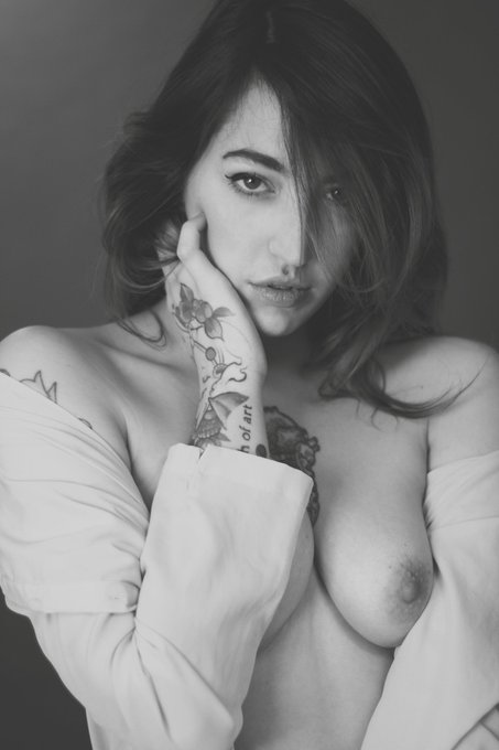 I'm so in love with this portrait. I think I'll start to use more this profile, because there is a lot
