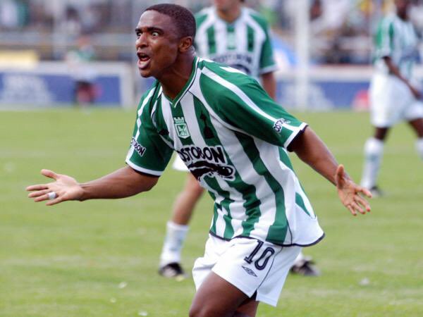 retroverdolaga's tweet photo. Empezemos este día de partido con un buen recuerdo. El 14 de abril de 2004, @nacionaloficial le ganó 2-3 a Unión Magdalena con anotaciones de Néstor Salazar y doblete de Héctor Hurtado (foto). #RetroAlegríaVerdolaga https://t.co/gODtysjRiT