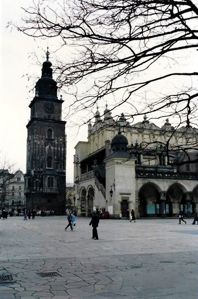 NoGoinBack's tweet image. The real voyage of discovery consists not in seeing new landscapes, but in having new eyes – Marcel Proust. #Backpackin Spring of '92. Town Hall Tower &amp;amp; Cloth Hall in Rynek Glowny Central Square on a cloudy afternoon. #Krakow #Poland @krkexperience #travel #travelpic #travelphoto