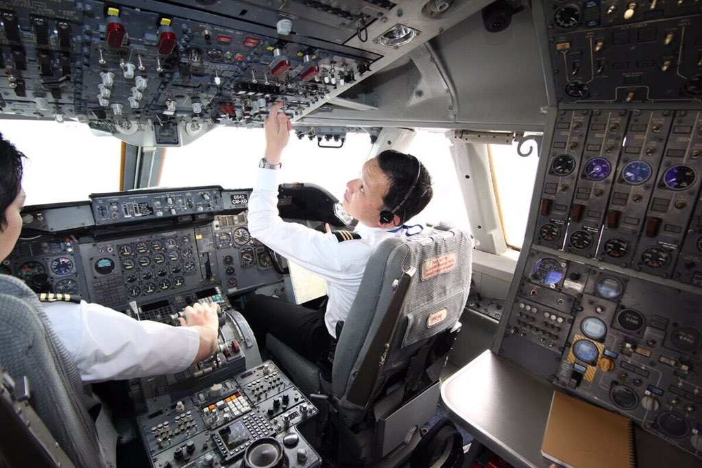 タニマスカーレット 反転警光灯 航空機関士 の宇垣さん 747乗務歴3年 は 油圧が少し下がっているのに気づきましたが わずかだったので気のせいだから機長と副操縦士に報告をしませんでした この後どうなるか みなさんで考えてみましょう T Co