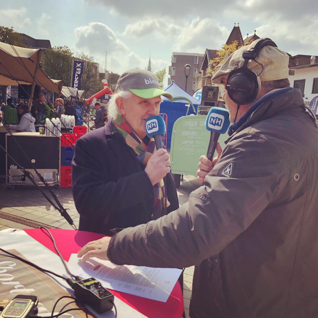 AchterTNet's tweet photo. Vandag vanuit #HilversumCityRun Interviews met oa Burgemeester Broertjes, de organisatie en @Muziekids . Ook Mirjam de Graaff over @bartsmediarun #nachtvanbart op 6 juli. En Bianca van der Meer ivm 95 jaar tennisclub GLTC het Spieghel in Bussum en Roxanne Cools van @FitbyRox! https://t.co/oSlWB9xWGH