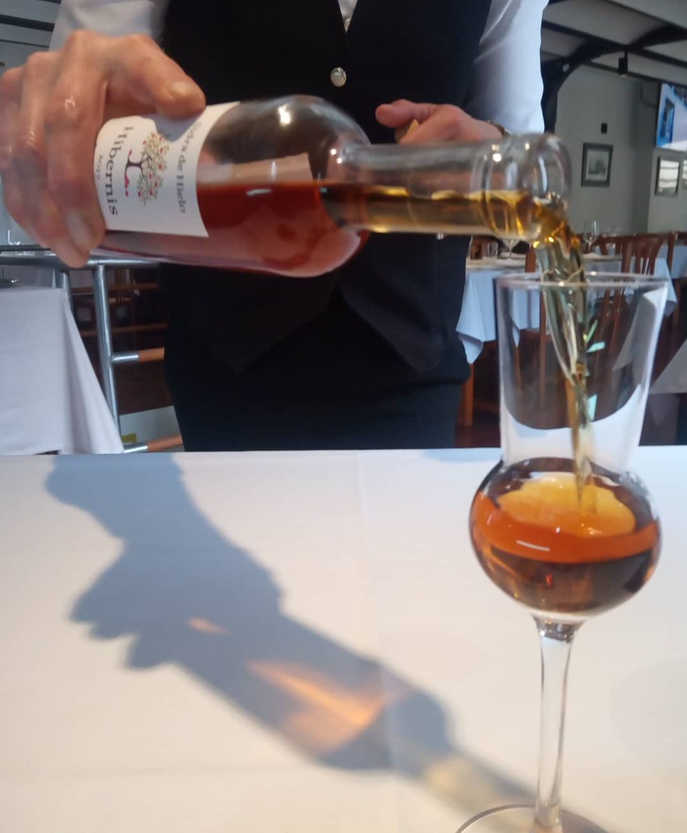 EMBrutnature's tweet photo. Ya has probado nuestra sidra de hielo #Hibernis #monovarietal #mostoflor #afinado40dias #Roblefrances #CosechaPropia #FincaSanJusto mejor sidra de hielo elaborada en Asturias #icecider #ciderglass #cydr #sidradehielo #iceciderhibernis #mejorsidradehielo2018 #Asturias https://t.co/rFvQfVl70N