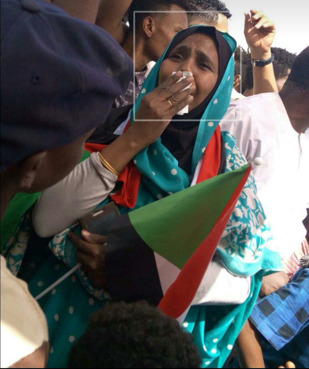 alzubirS1's tweet photo. #اعتصام_القيادة_العامة
دي أم موجوعة فقدت عزيز. اي واحد فينا لو انت كنت الشهيد و سألو امك امك حتقول القصاص. https://t.co/i1P7v4z4SR