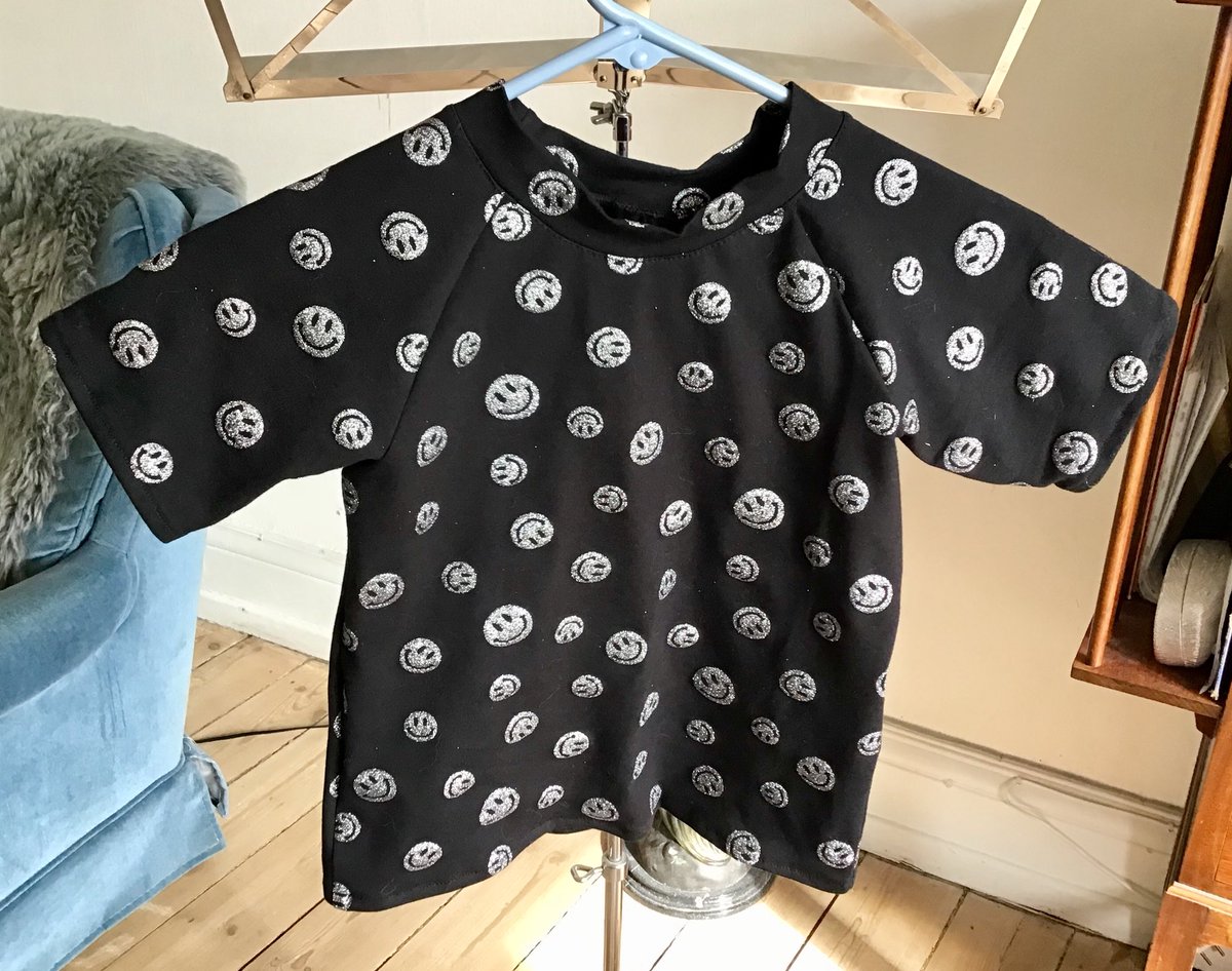 Sollenbum251's tweet image. Finished sewing a T-shirt for a friend’s daughter 😃 Hope it fits! #selflesssewing