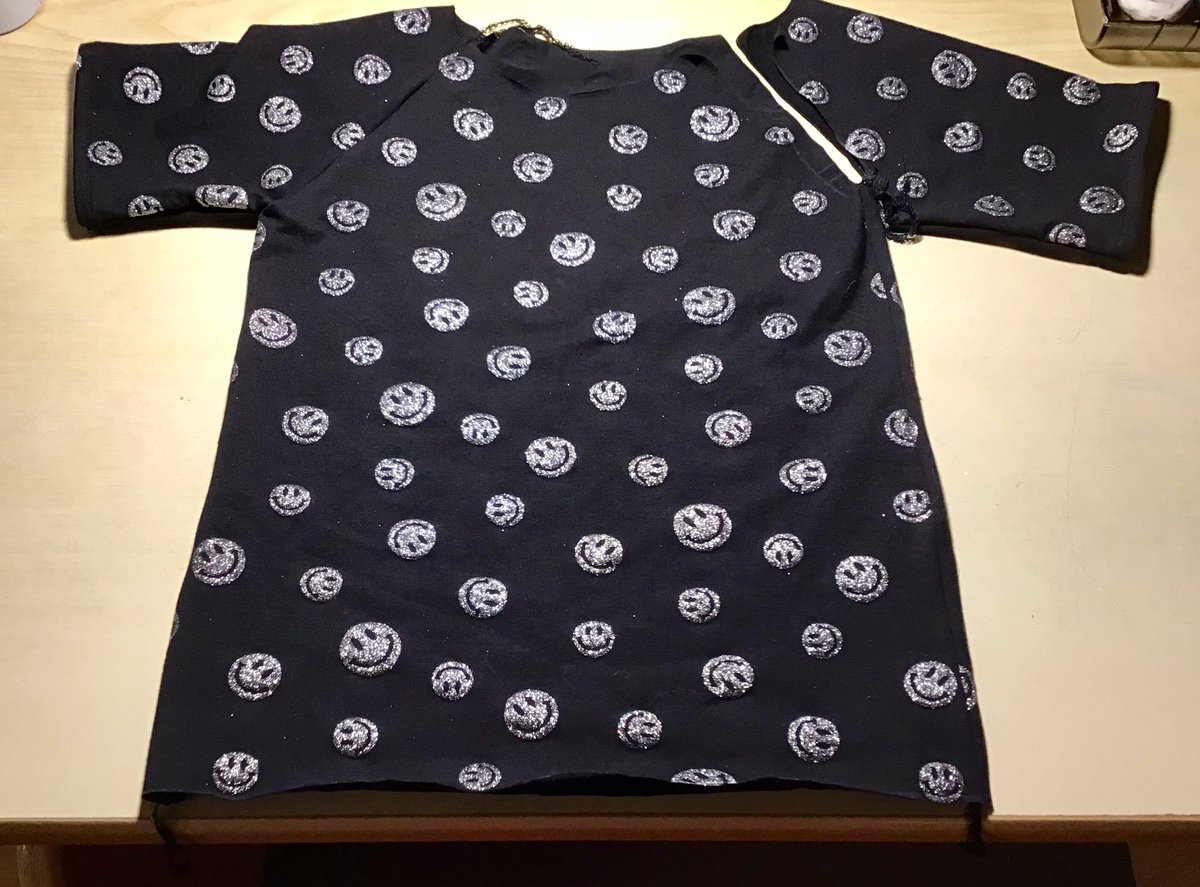 Sollenbum251's tweet image. Finished sewing a T-shirt for a friend’s daughter 😃 Hope it fits! #selflesssewing