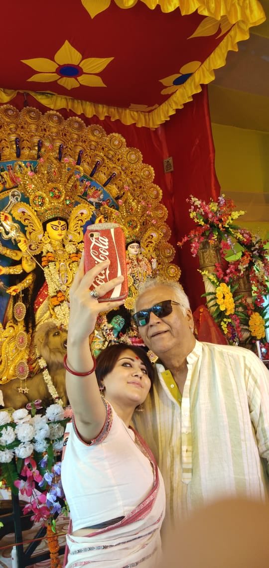 swastika24's tweet photo. When Maa Durga comes mid year I get a selfie with baba 💃🏽💃🏽 #BasantiPujo #Choitro https://t.co/dJ2D2f6Z0Q