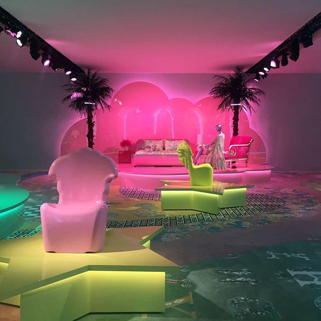 MOCO @ #MilanDesignWeek2019: <a href="/Versace/">VERSACE</a> interior installation by <a href="/sashabikoff/">Sasha Bikoff</a>.

#design #interiordesign #sashabikoff #VersaceHome #MDW19 #salonedelmobile2019 bit.ly/2GhtCUP