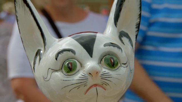 BBC_ARoadshow's tweet photo. Deemed 'ghastly' during the 80s and 90s but #AntiquesRoadshow expert @antiquemark says this Italian ceramic cat from the 1960s is back in fashion and worth £100 😻 https://t.co/LWxgPsNOYp