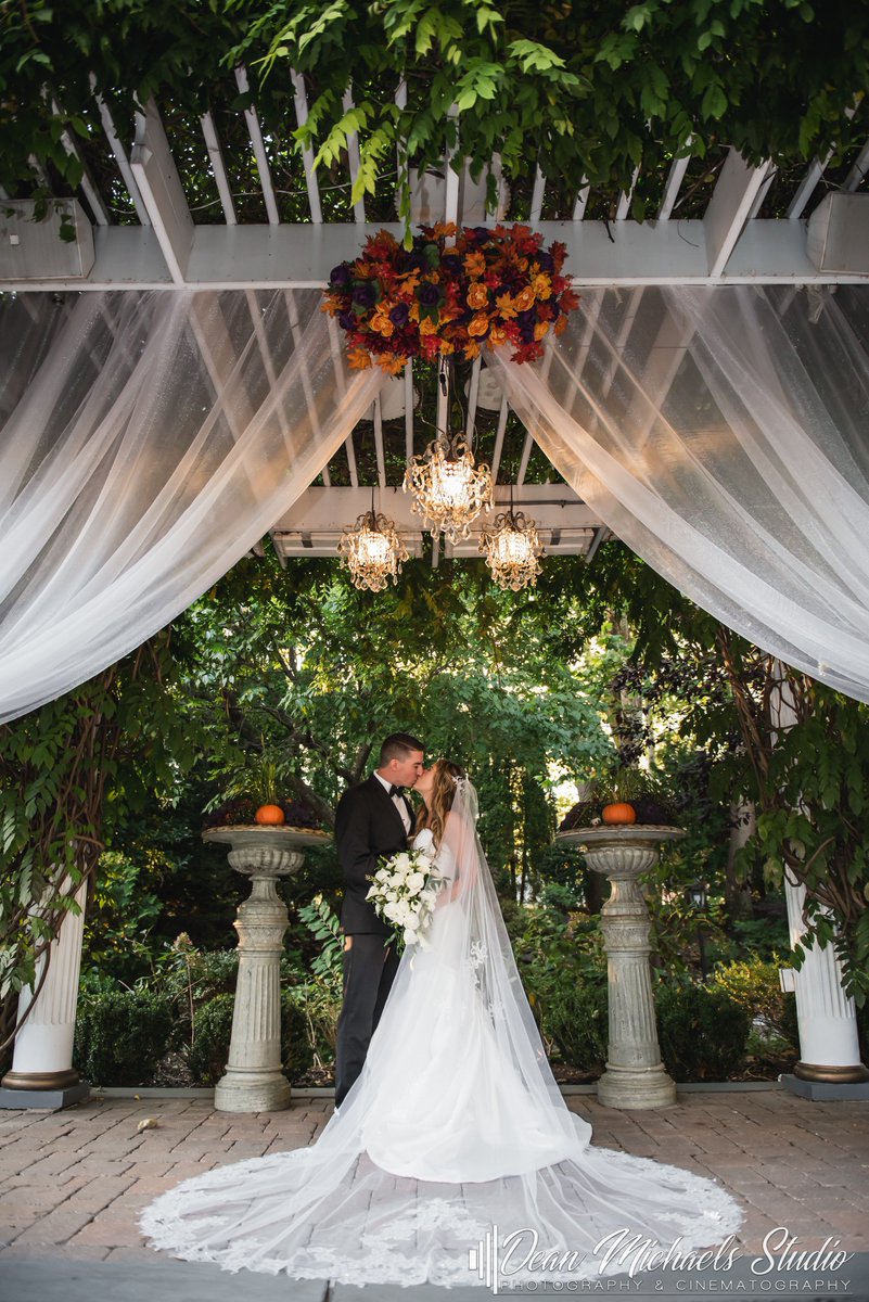 Sealed With A Kiss
Photo by: @DEANMICHAELS