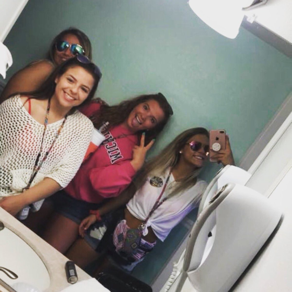 ljohnson2018's tweet photo. happy birthday love!!💛💛 hope u have the best day, you deserve it!!! miss u!!! @bartek_414 https://t.co/T8mfERONGh
