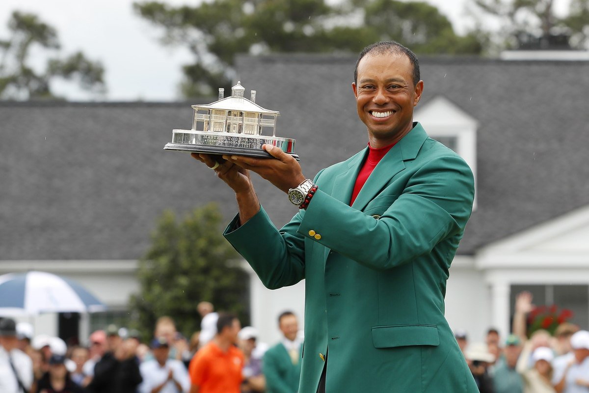 Tiger Woods posa con el trofeo tras ganar el Masters de Augusta.