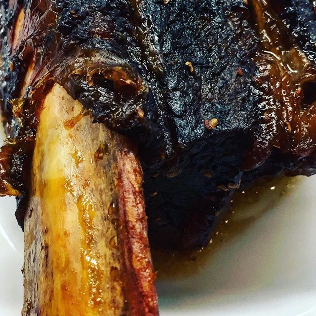 Beautiful slow cooked beef short rib. 9 hours in the slow cooker with nothing but raspberry chipotle bbq sauce. 
Beef from @fxbuckleybutchers <a href="/lottsandco/">Lotts & Co.</a> 
Sauce from @fischerandwieser bit.ly/2PbAgzZ